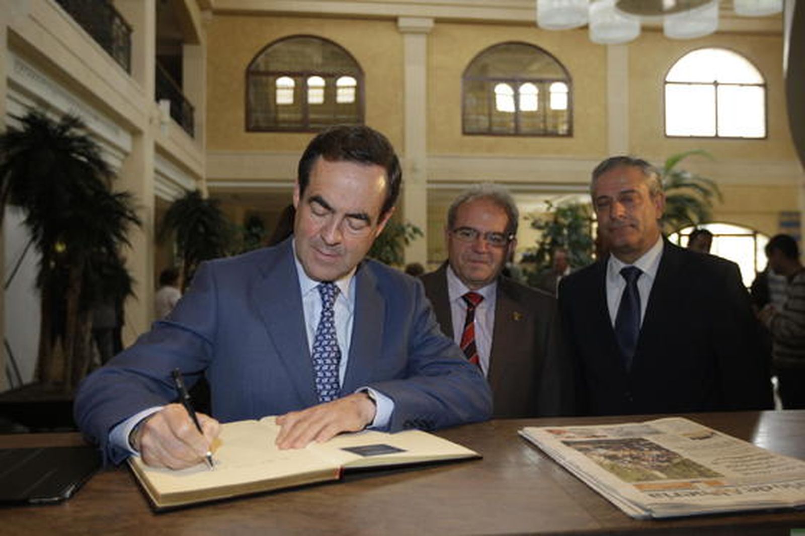 El presidente del Congreso firmó en el Libro de Honor del Hotel Envía Almería.

Foto: Fran Leonardo