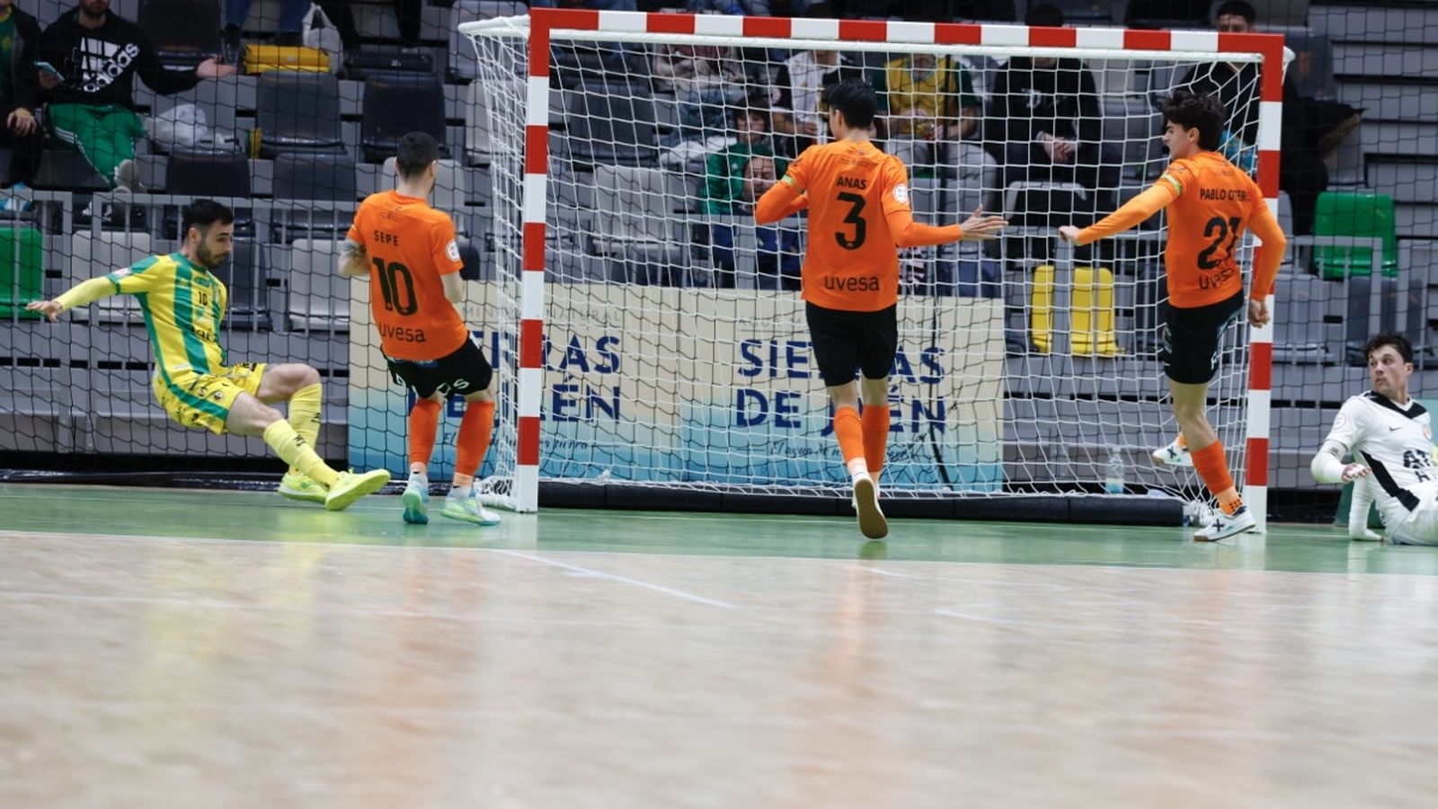 Eloy Rojas empuja a la red el tanto que abrió el marcador.