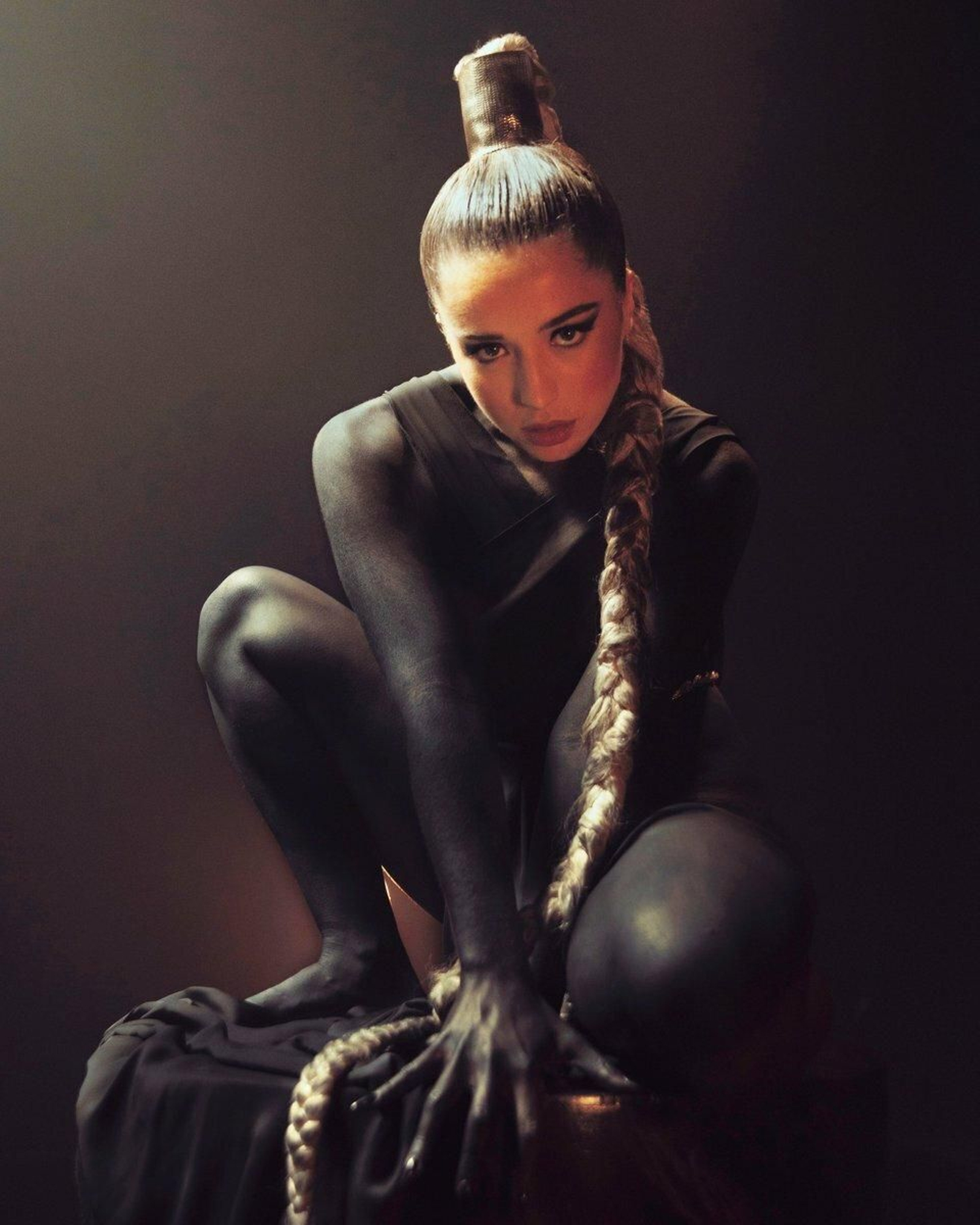 Aspecto de la intérprete en el videoclip de 'Maldición'.