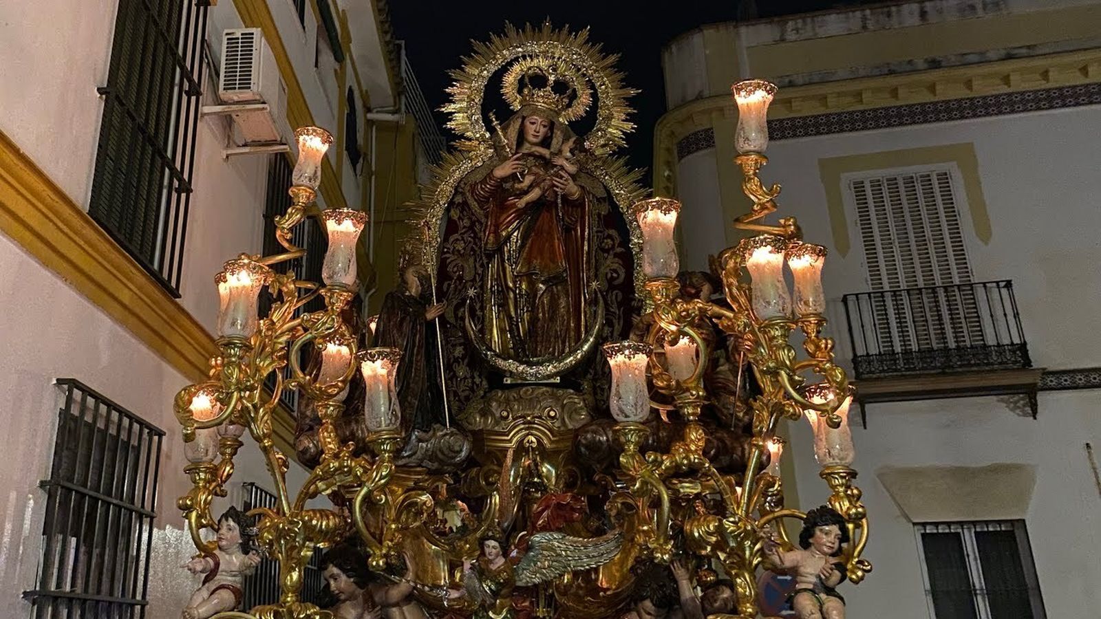 La Reina de Todos los Santos en su salida procesional