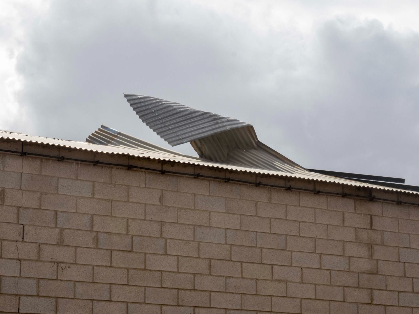 Imágenes de los destrozos provocados por un tornado en Villanueva de los Castillejos