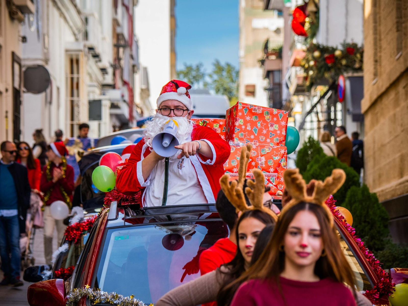 La Caravana Solidaria recoge cientos de regalos para echar una mano a los Reyes Magos en San Fernando