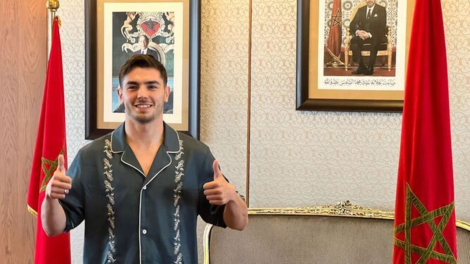 Brahim Díaz posa con la bandera de Marruecos en Rabat.