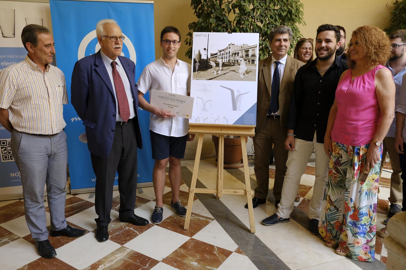 El ganador junto a su diseño