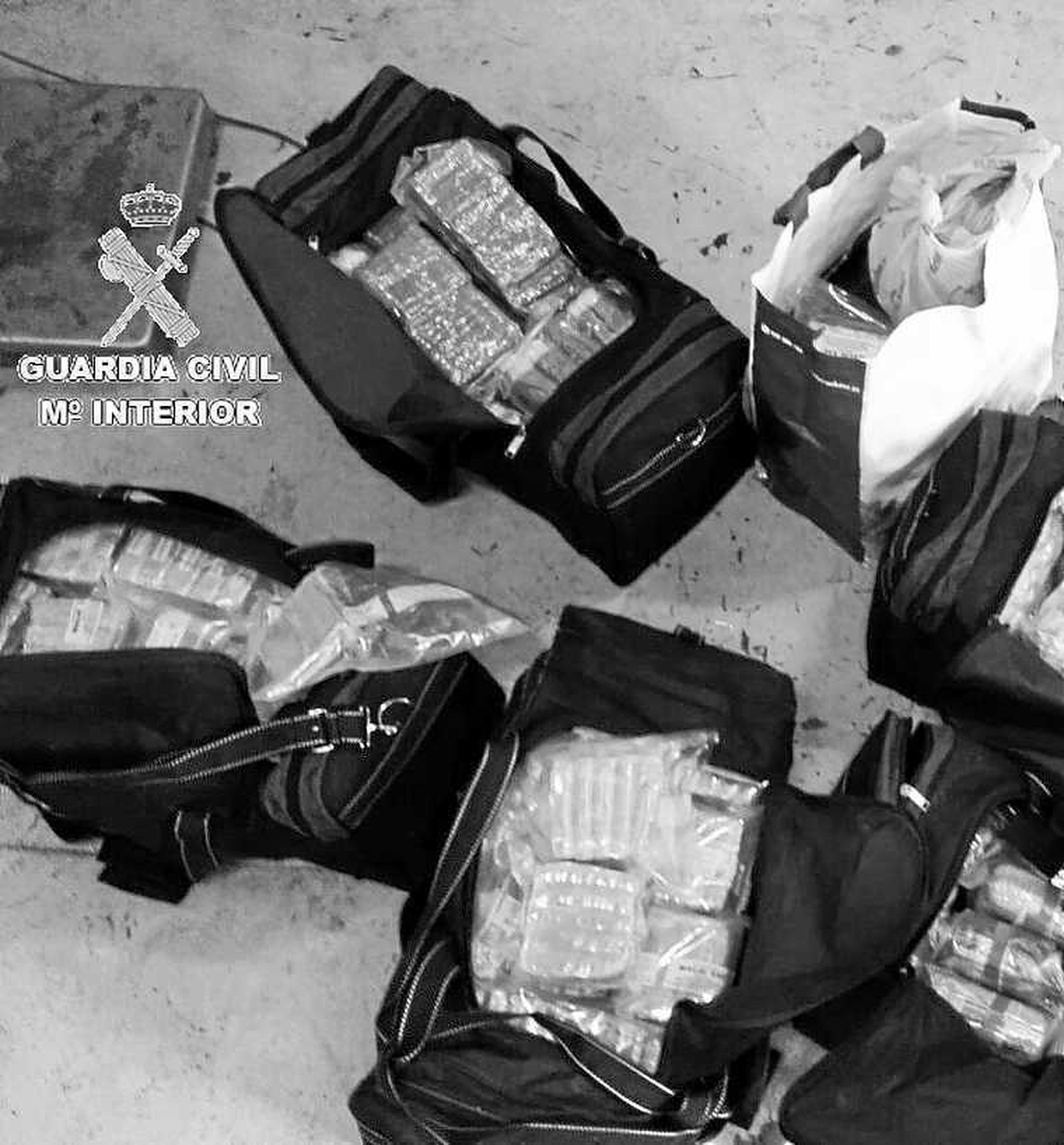 Las bolsas que contenían el hachís intervenido por la Guardia Civil.