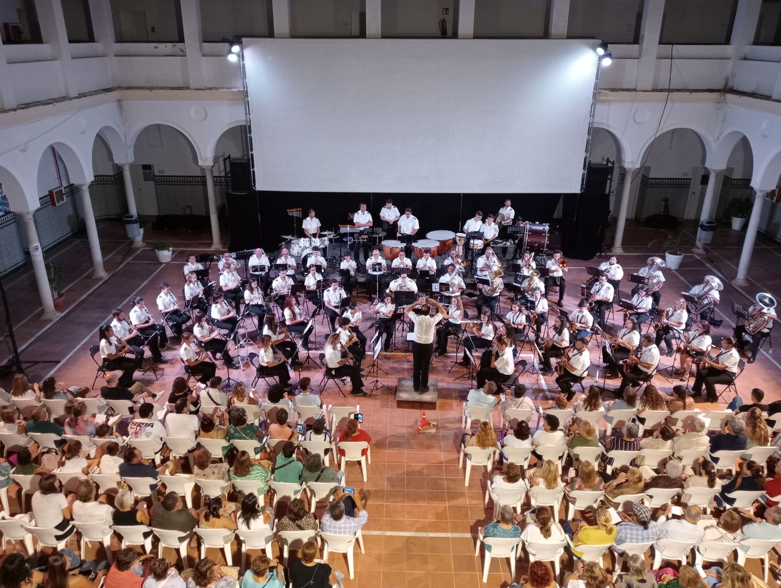La Banda de Música Maestro Dueñas, durante un concierto en el patio del edificio San Agustín.