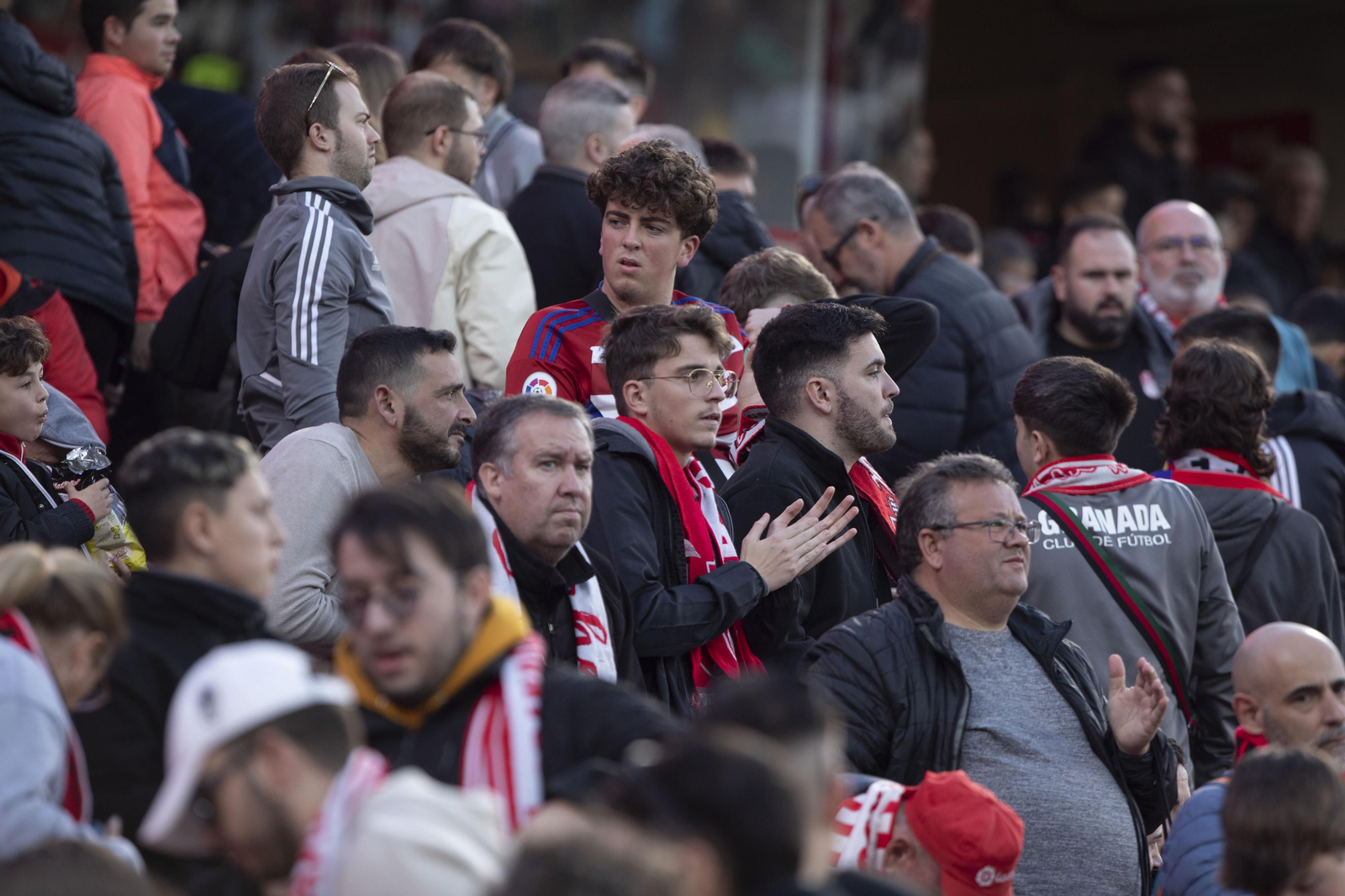 Las imágenes de la suspensión del Granada - Athletic por la muerte de un aficionado