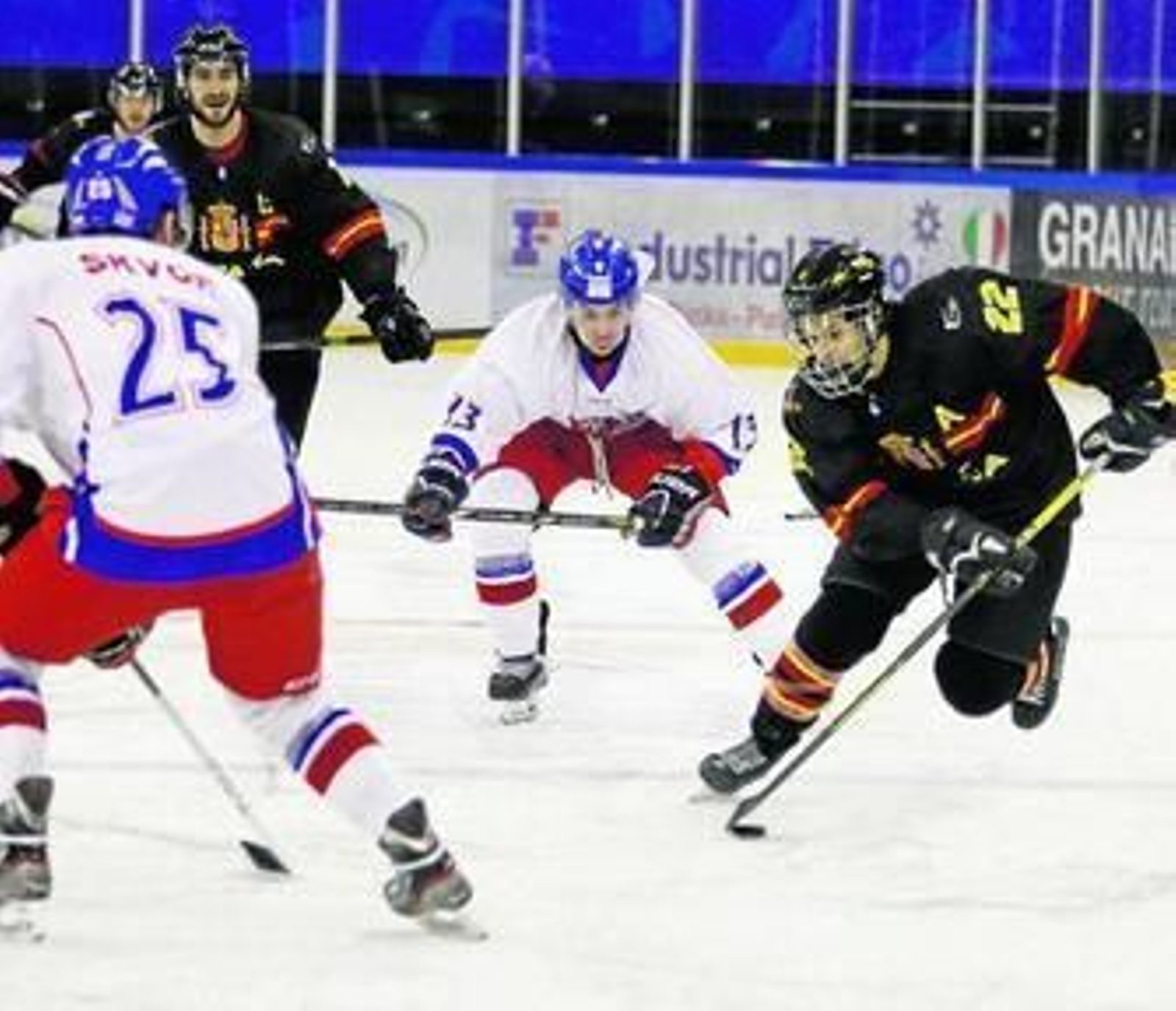 Patricio Fuentes busca la pastilla ante el checo Jan Skvor.