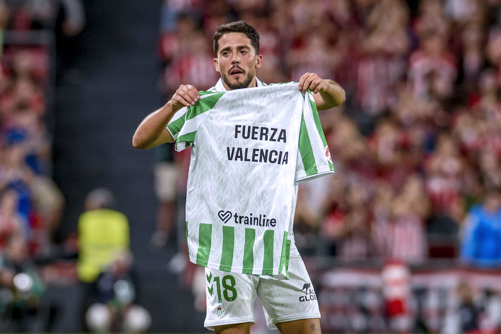 Pablo Fornals muestra emocionado una camiseta de apoyo a su comunidad natal por la tragedia de la DANA.