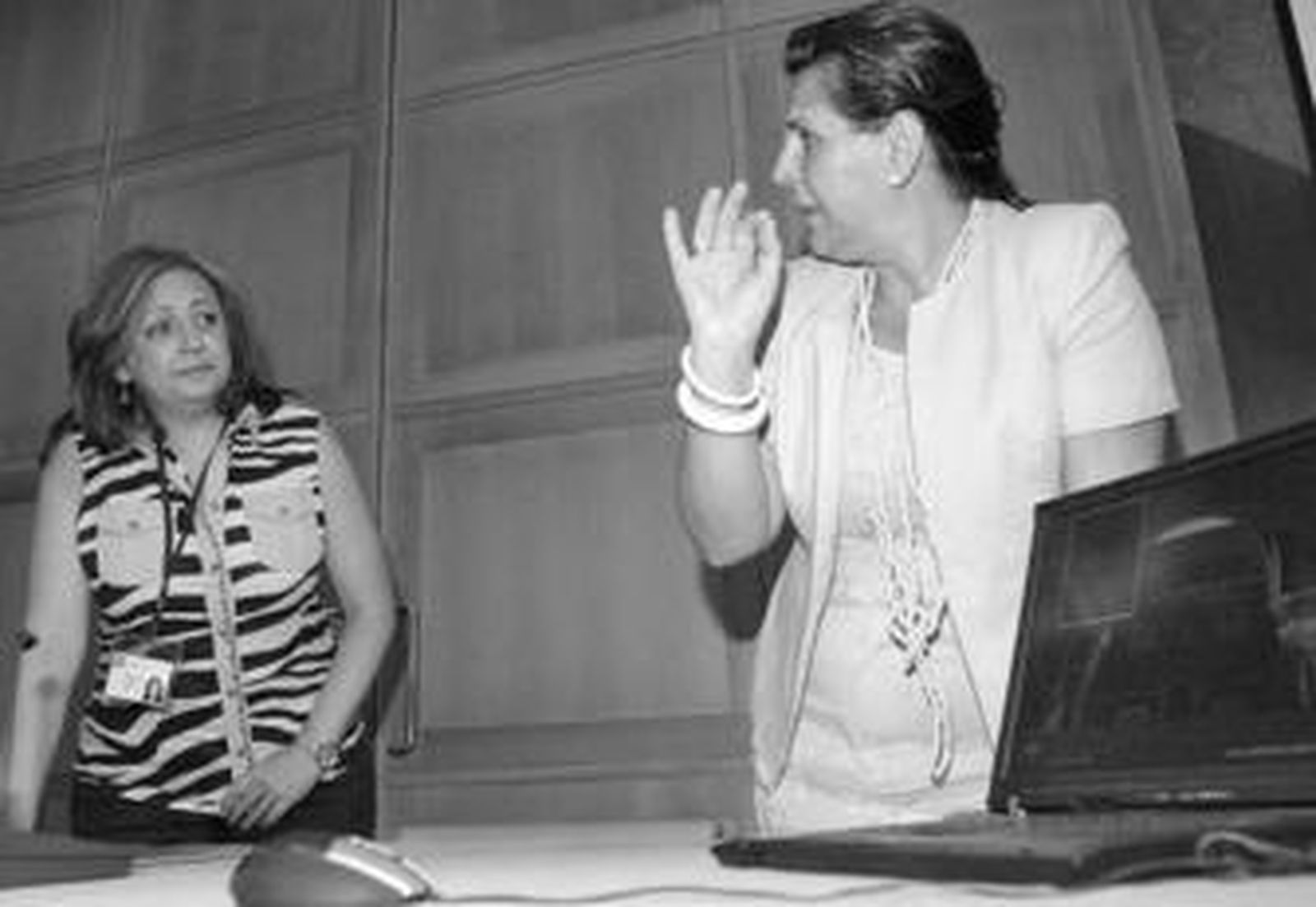 La directora del Patronato, María del Mar Villafranca, y la Consejera de Cultura, Rosa Torres.