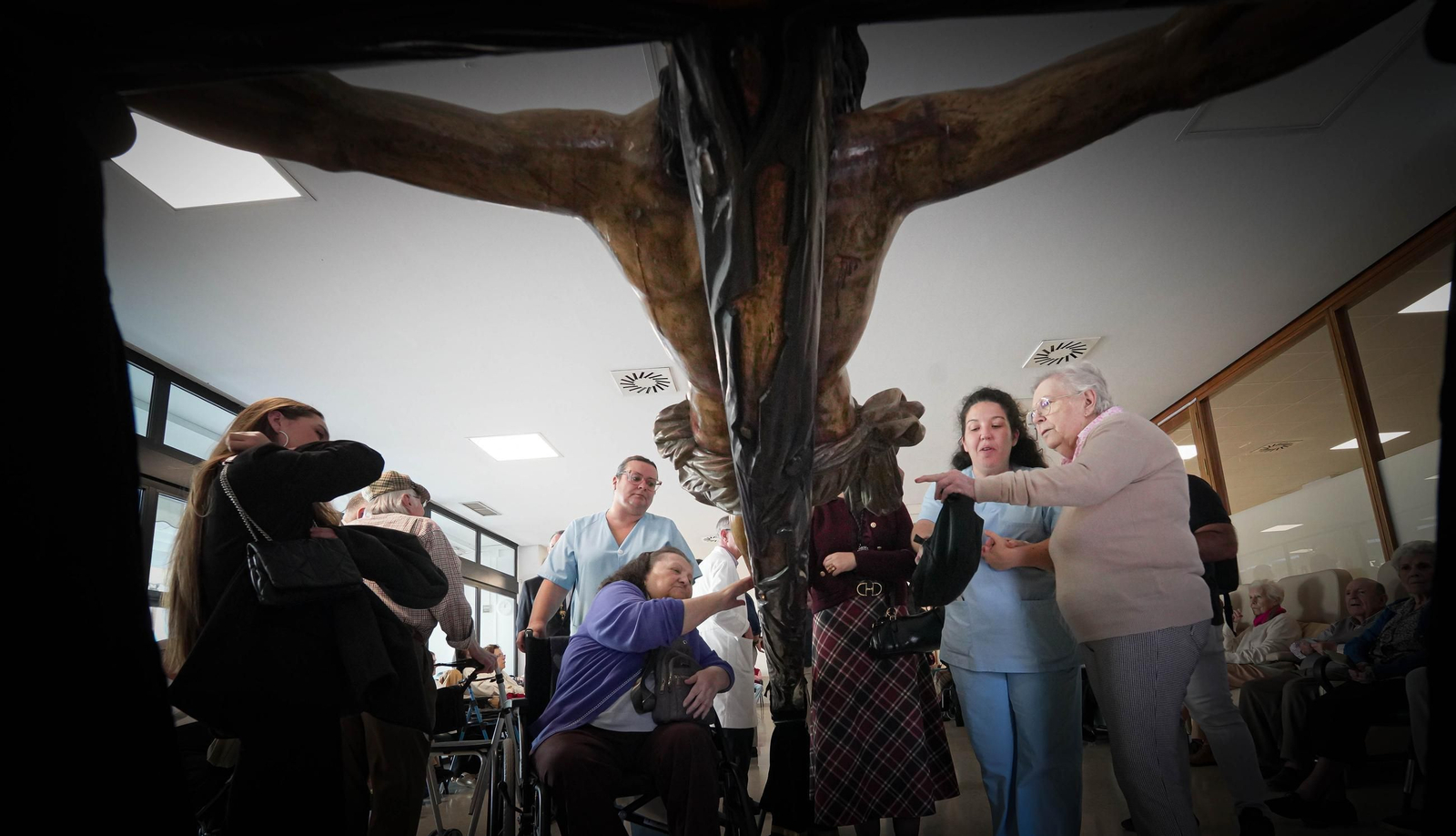 Imágenes del Cristo de la Esperanza con los ancianos del San Juan Grande en Jerez