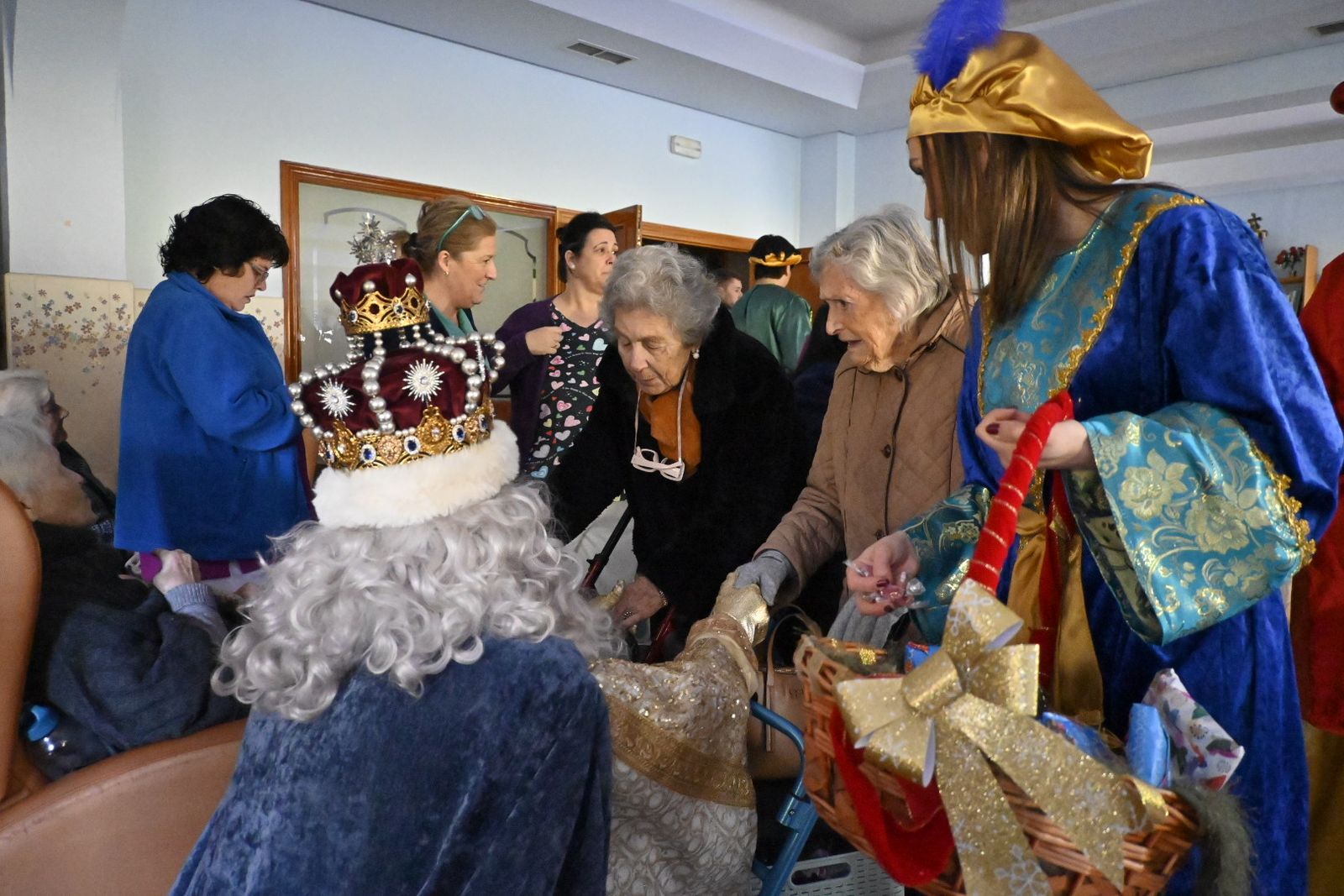 Recorrido fotográfico de los Reyes Magos por el hospital y los centros de mayores en la mañana del 5 de enero en Huelva