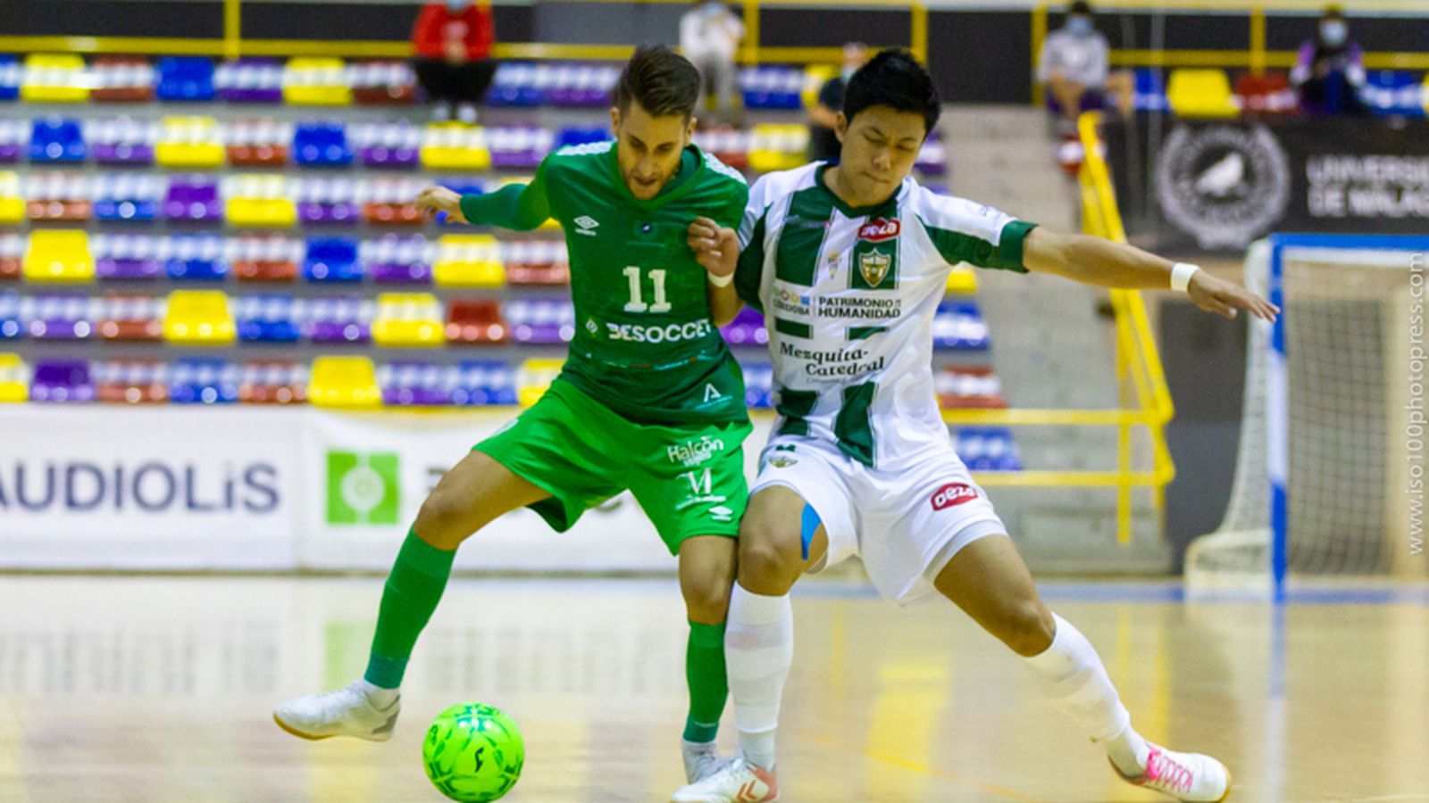 Shimizu y Álex Fuentes pelean por el balón.