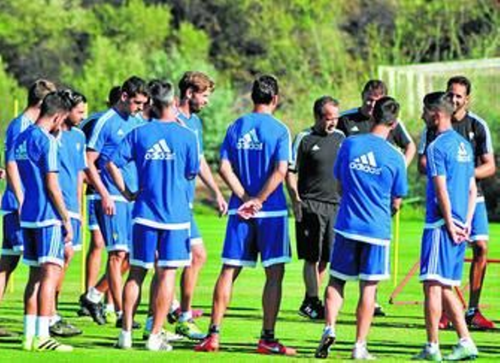 Jugadores de la plantilla rodean a Álvaro Cervera en el único entrenamiento de la jornada de ayer en Mijas.