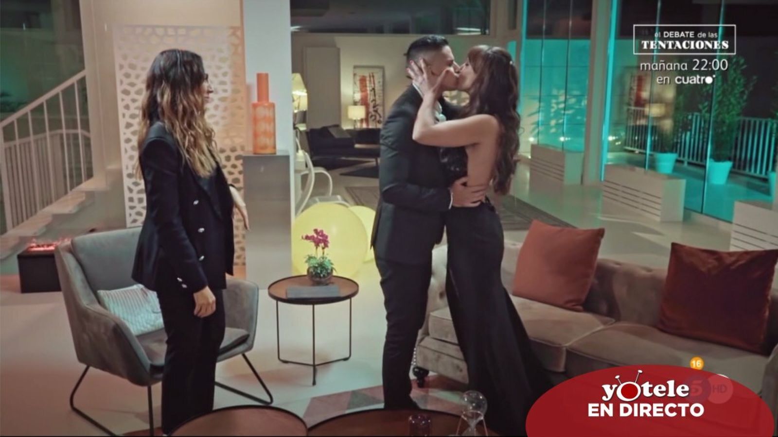 La pareja se besa en 'La isla de las tentaciones', ante la presentadora, Mónica Naranjo.