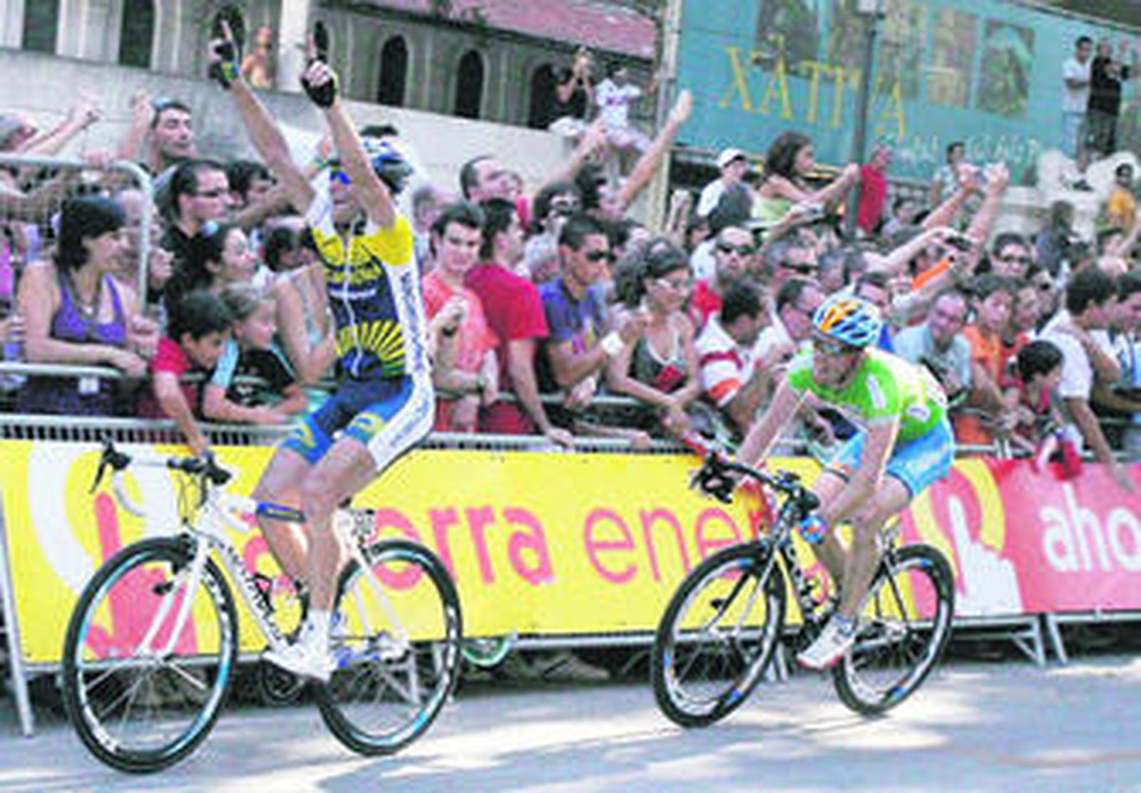 Bozic levanta los brazos en señal de victoria en la línea de meta de Xátiva.