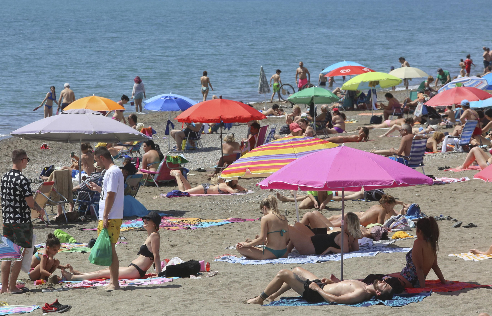 Un domingo de playa en Málaga, en fotos.