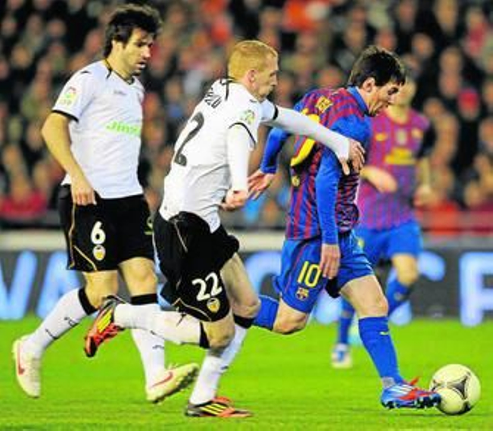 Messi intenta eludir la defensa de Mathieu y de Albelda durante el partido de Mestalla.