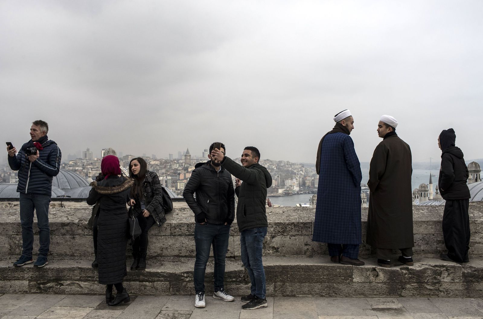 Visitantes a la mezquita de Solimán disfrutan de las vistas de Estambul desde lo alto de una de las siete colinas que dominan el Cuerno de Oro.