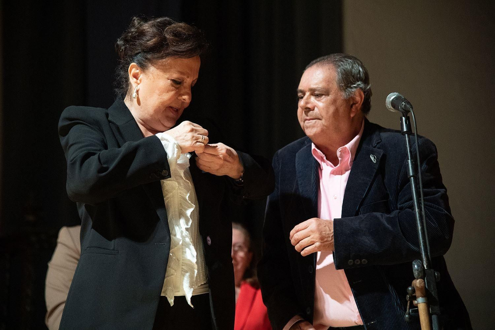 Paco Viedma entrega el Escudo de Oro.