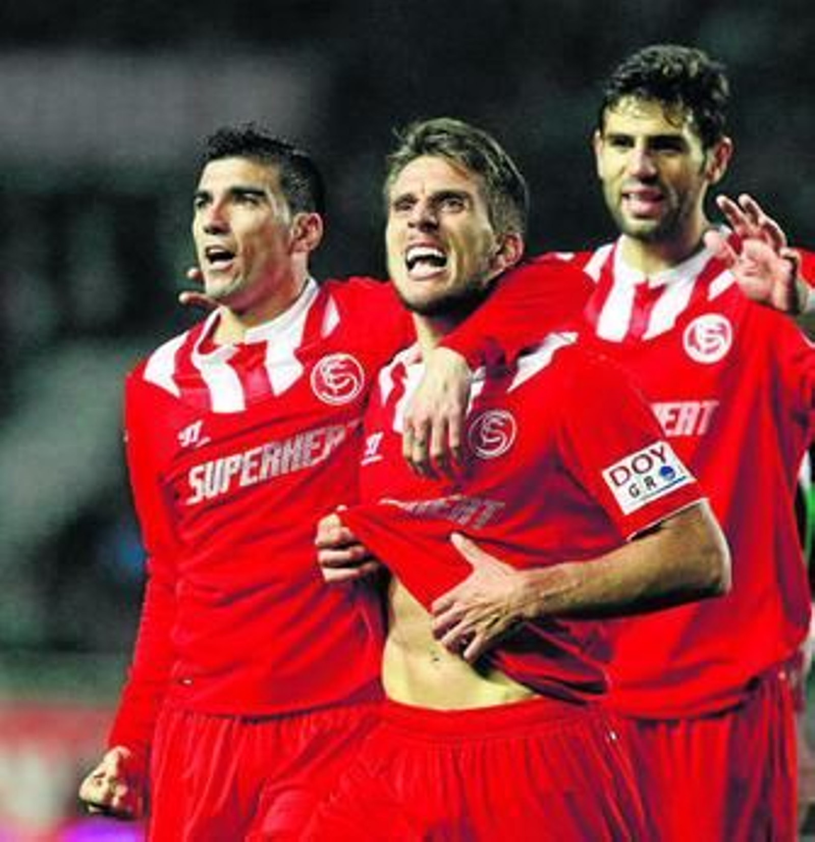 Carriço celebra con rabia el gol del empate, el primero que consigue en la Liga, y es felicitado por Reyes y Fazio.