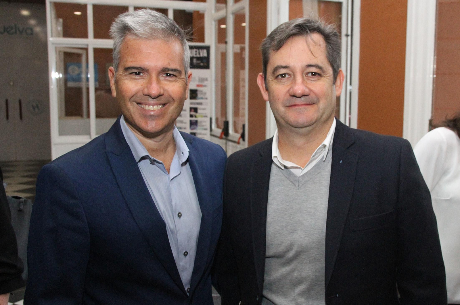 Imágenes de la conferencia y desayuno-coloquio de Gabriel Cruz, alcalde de Huelva