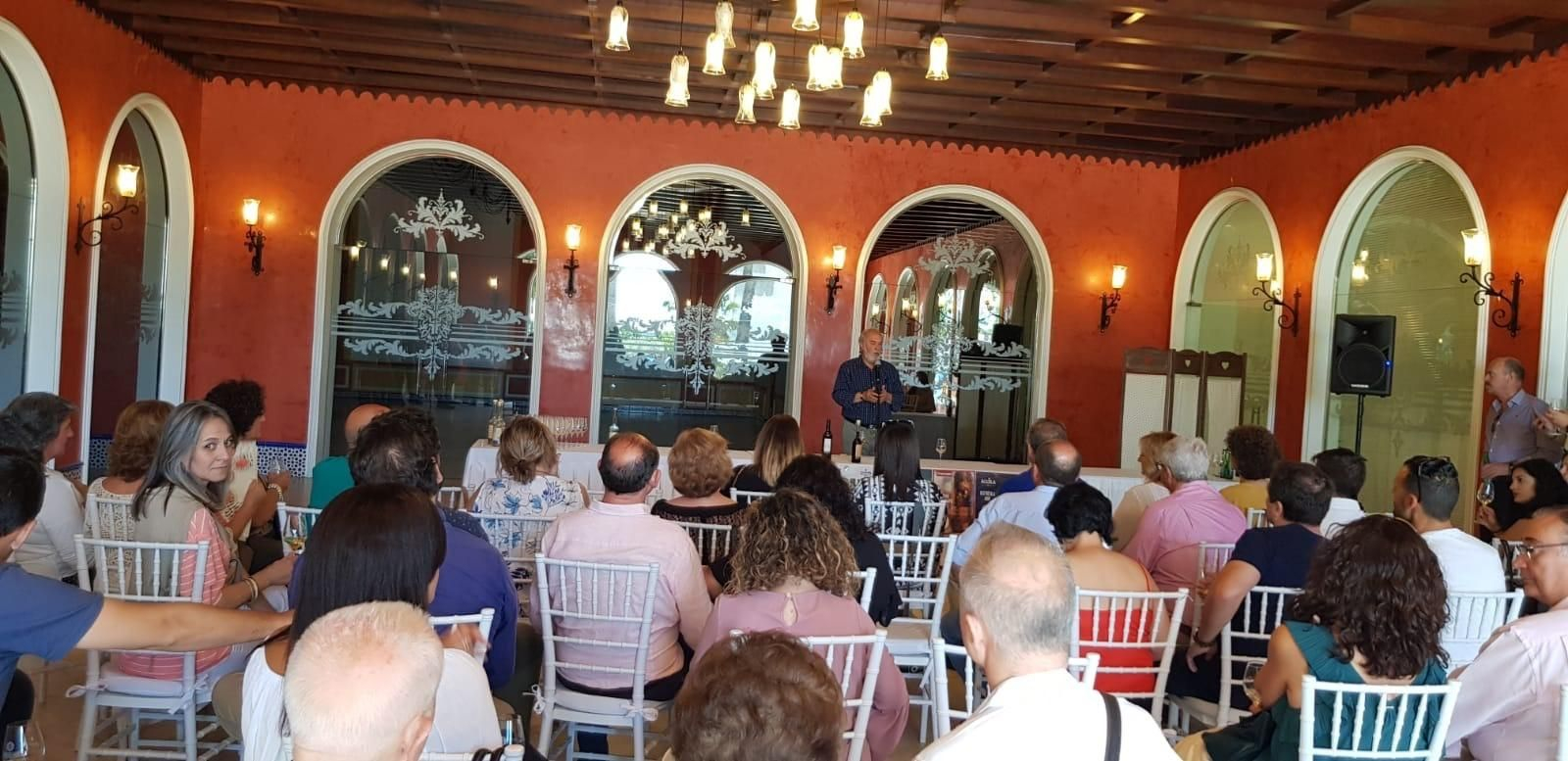 Cata de vino que impartió el presidente del Consejo Regulador de la Denominación de Origen Condado de Huelva, Manuel Infante.