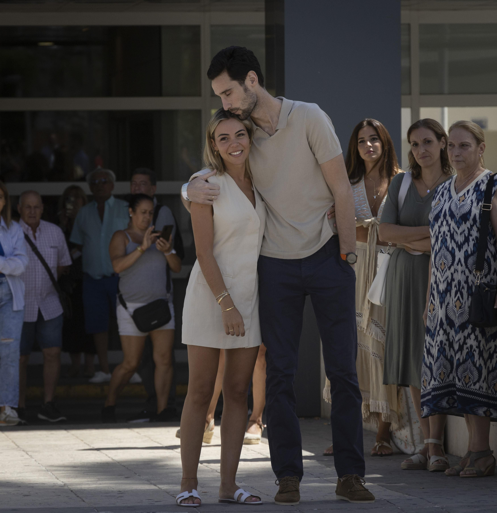 La salida de Sergio Rico del hospital, en imágenes