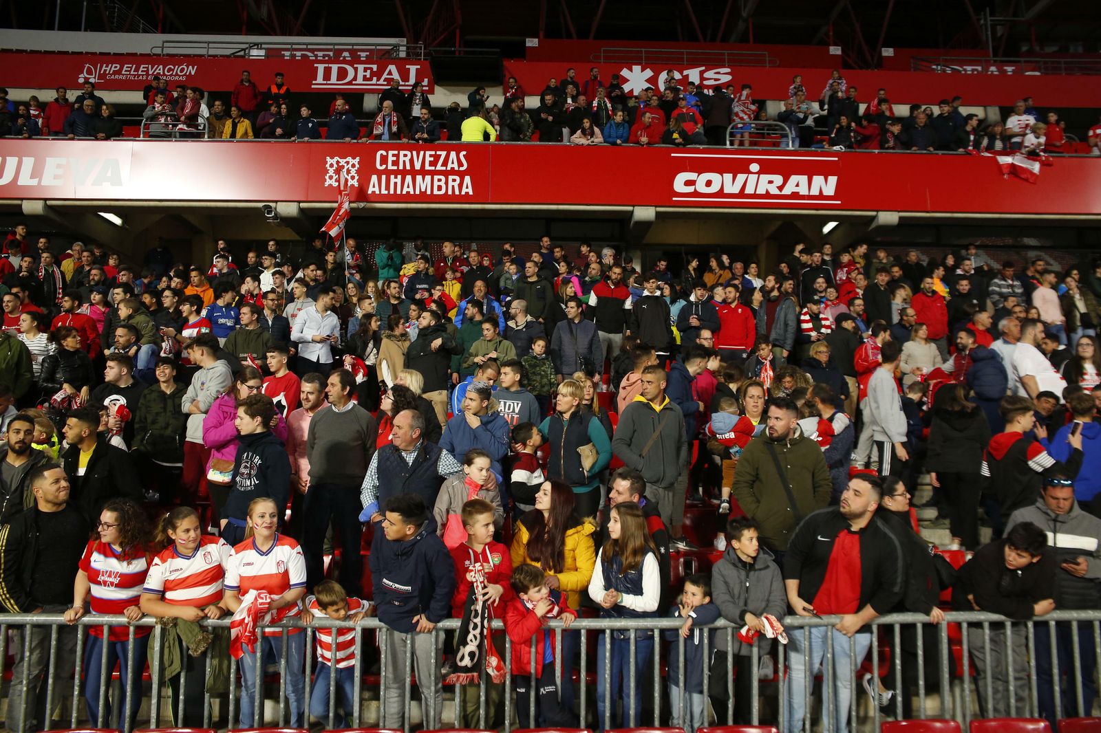 Fotos: la afición 'bendice' al Granada CF en Los Cármenes antes del partido de Copa