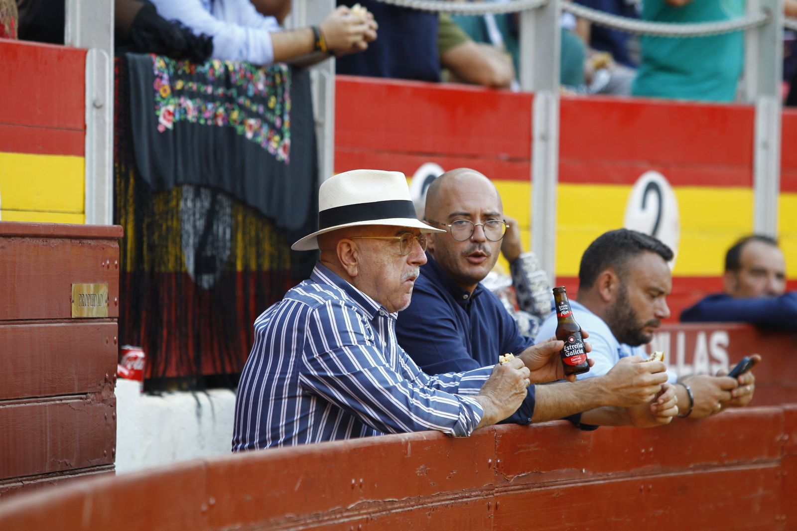 Imágenes del 'ambiente' en la corrida de toros de la Feria de Almería, con los diestros Morante de la Puebla, El Juli y Tomás Rufo