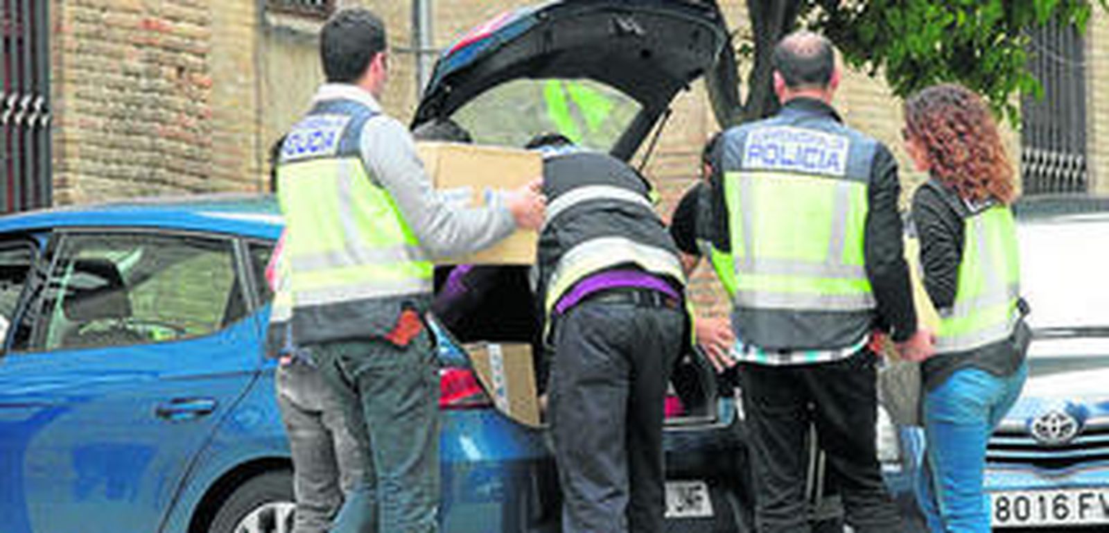Los agentes policiales a la salida de las dependencias de Urbanismo el pasado miércoles.