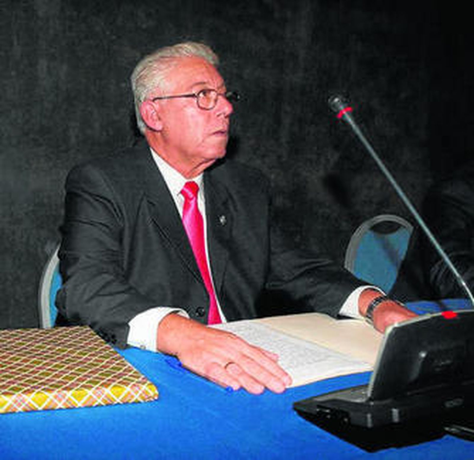 Juan Domingo Macías, en la presentación de un libro.