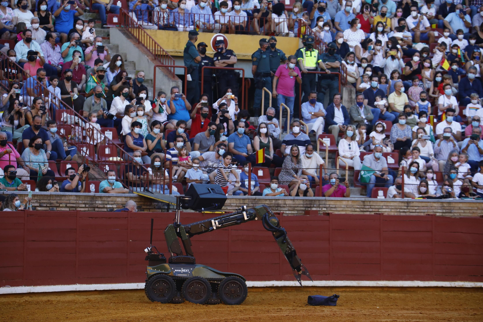 La impresionante exhibición de la Guardia Civil en la plaza de toros de Córdoba, en fotografías