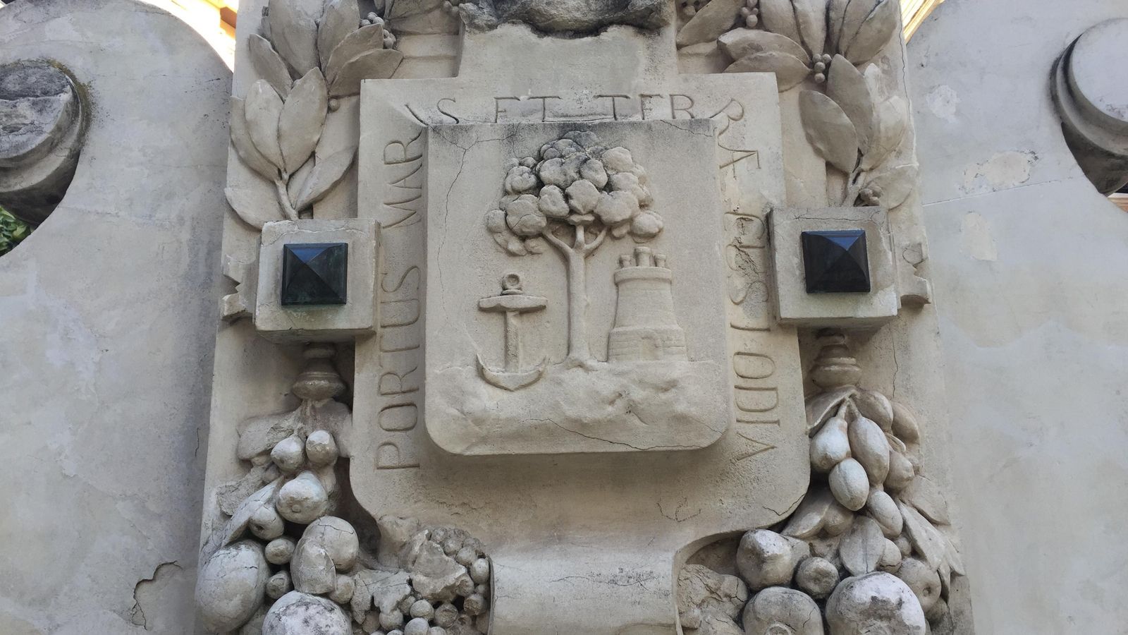 Un homenaje de la ciduad, cuyo escudo aparece en el monumento.