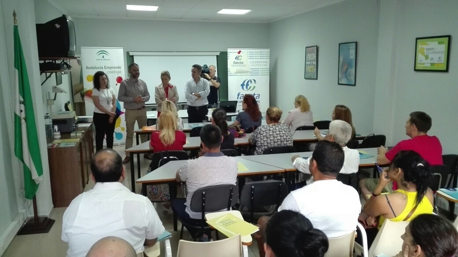 El delegado de Economía, Miguel Ángel Tortosa, la presidenta y la directora provincial de Faecta-Almería y un técnico de Andalucía Emprende.