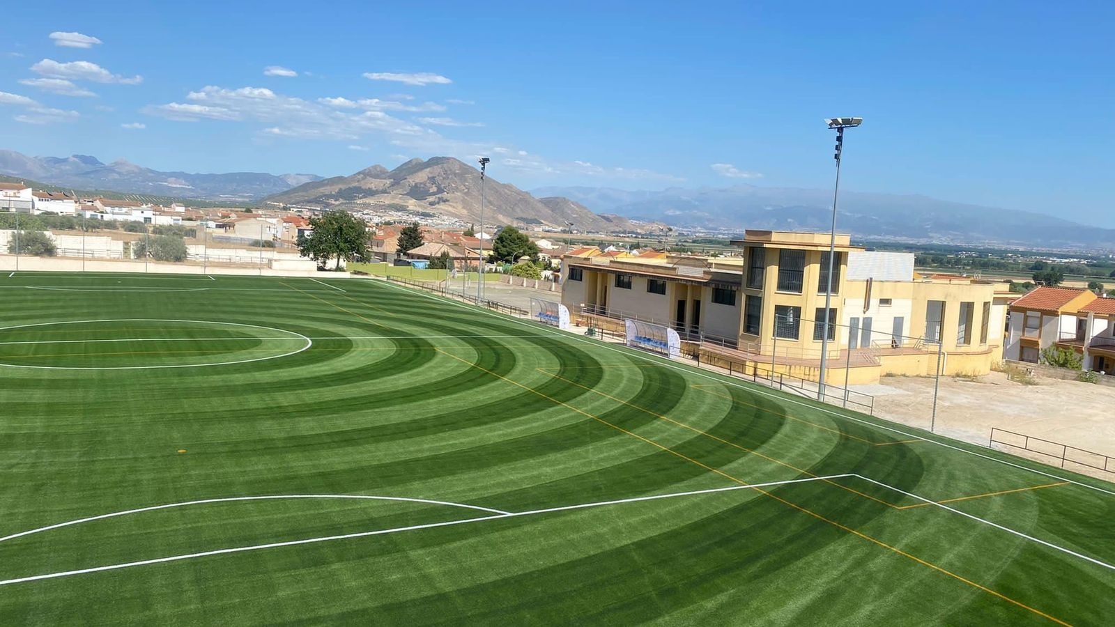 El césped del campo de fútbol  Las Alhomas de Casanueva-Zujaira.