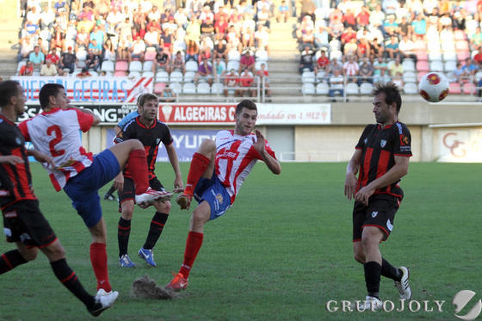 El Algeciras no pasa del empate en casa (0-0) ante un correoso Lucena.

Foto: Andres Carrasco
