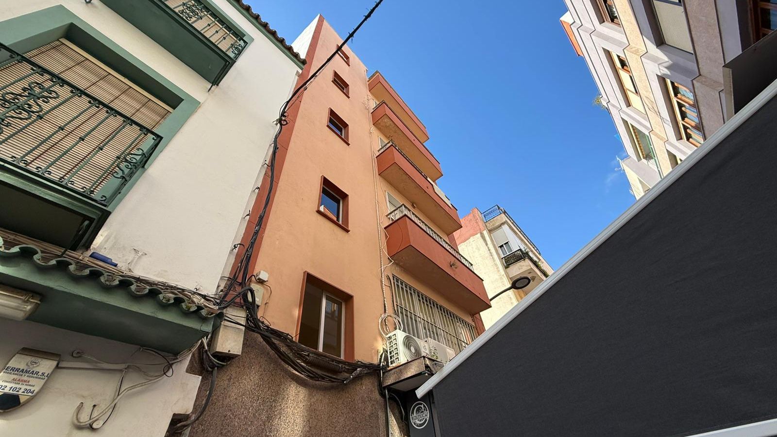 En el piso reside un matrimonio con tres hijos a su cargo: dos niñas pequeñas, en edad escolar, y un adolescente.