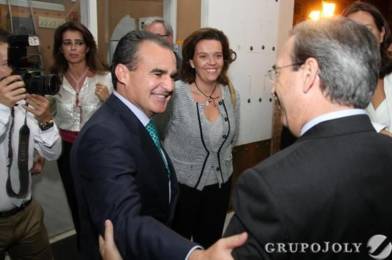 Rafael Herrador, director territorial de Andalucía Occidental de La Caixa, saluda a Juan Carlos Fernández, director general del Grupo Joly, a su llegada a la facultad de La Merced.

Foto: Josue Correa