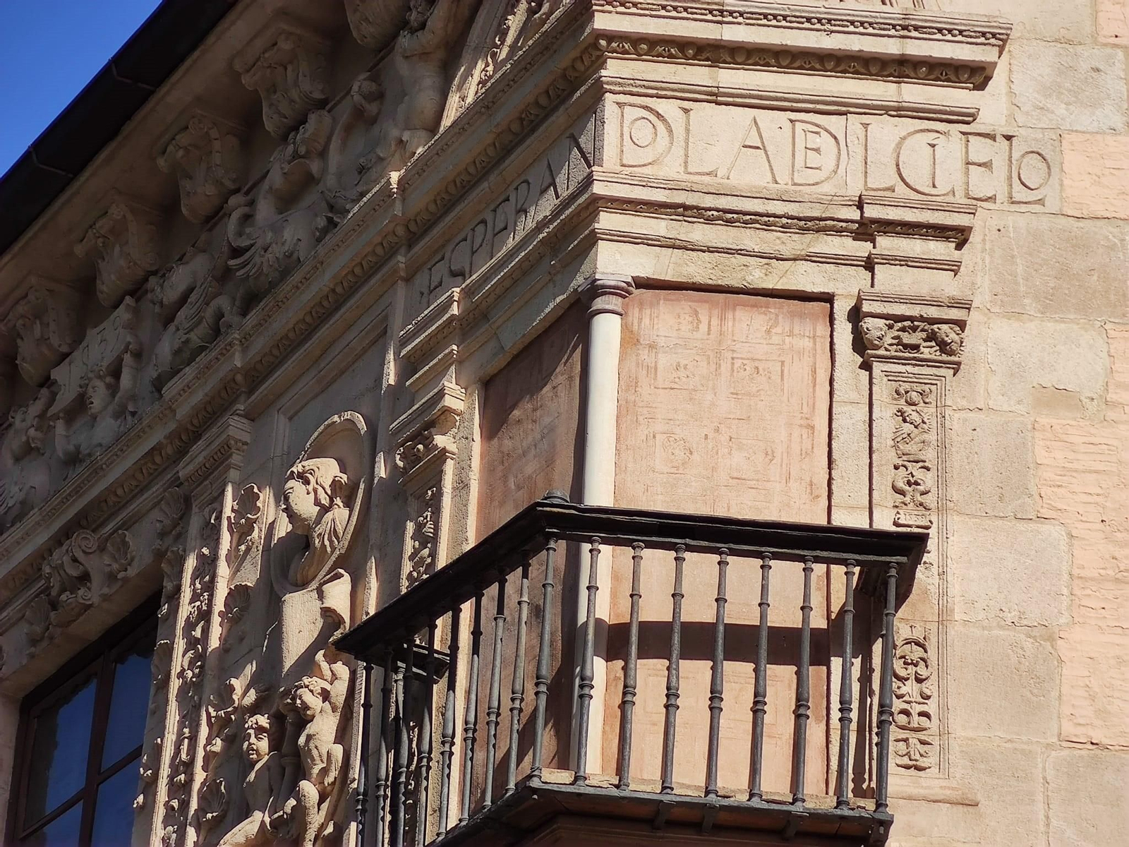 Casa Castril con el balcón tapado.