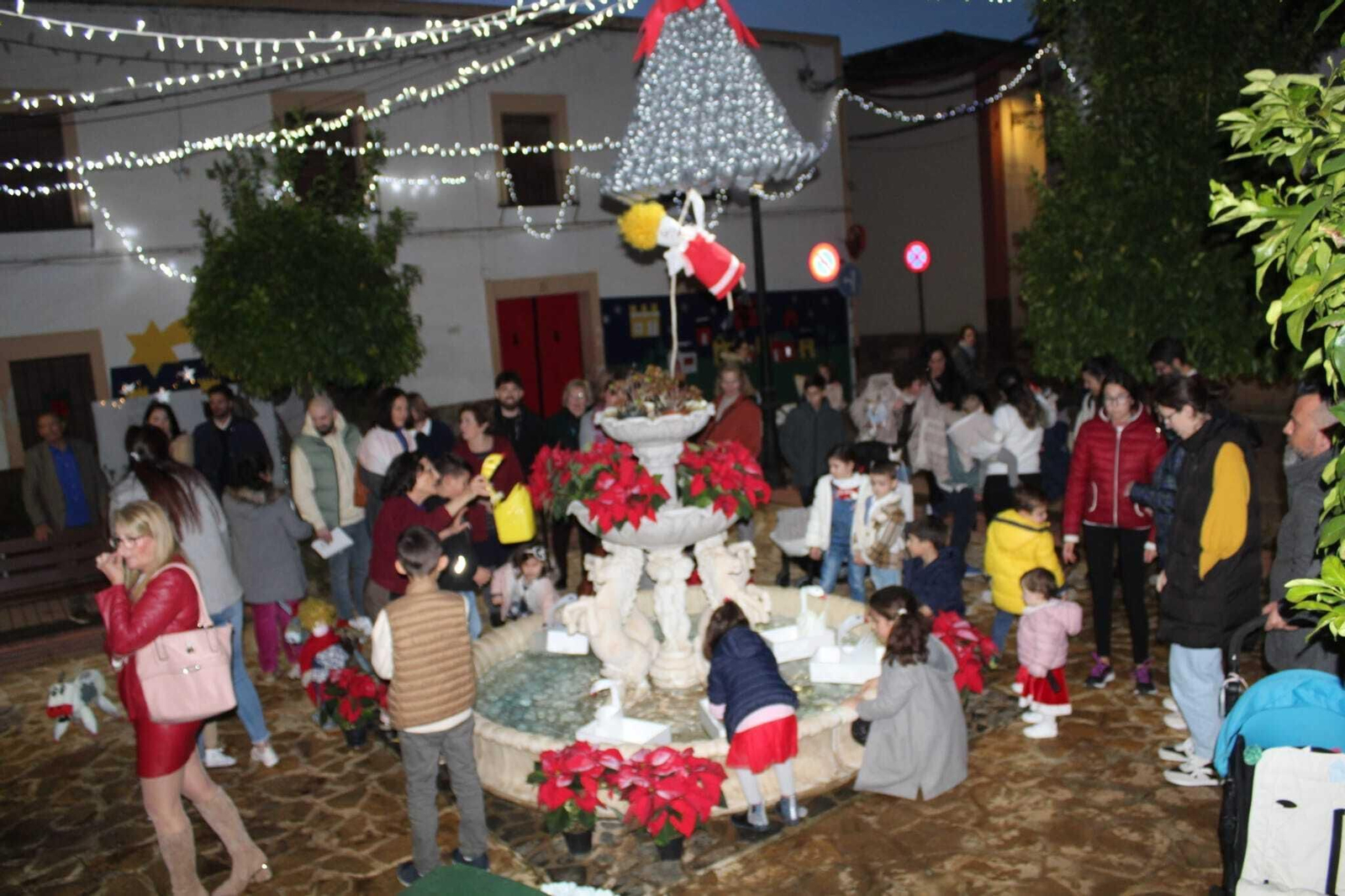 Un paseo en fotografías por la Navidad de Villafranca, el pueblo de Córdoba del reciclaje y la imaginación