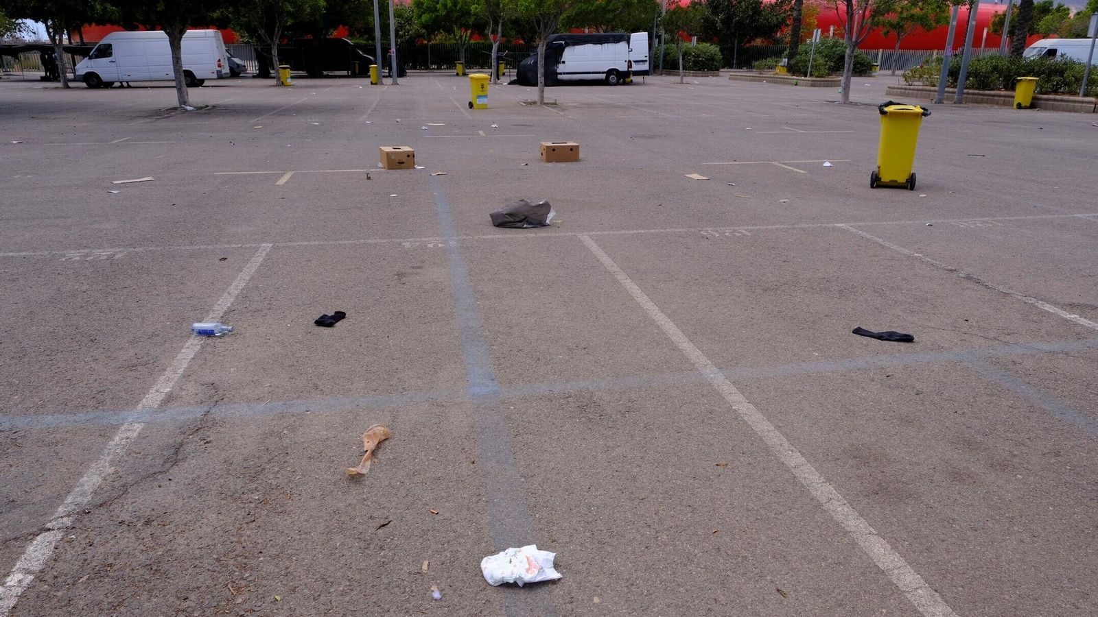 Restos de basura al lado de los contenedores tras la celebración del mercadillo del Estadio.