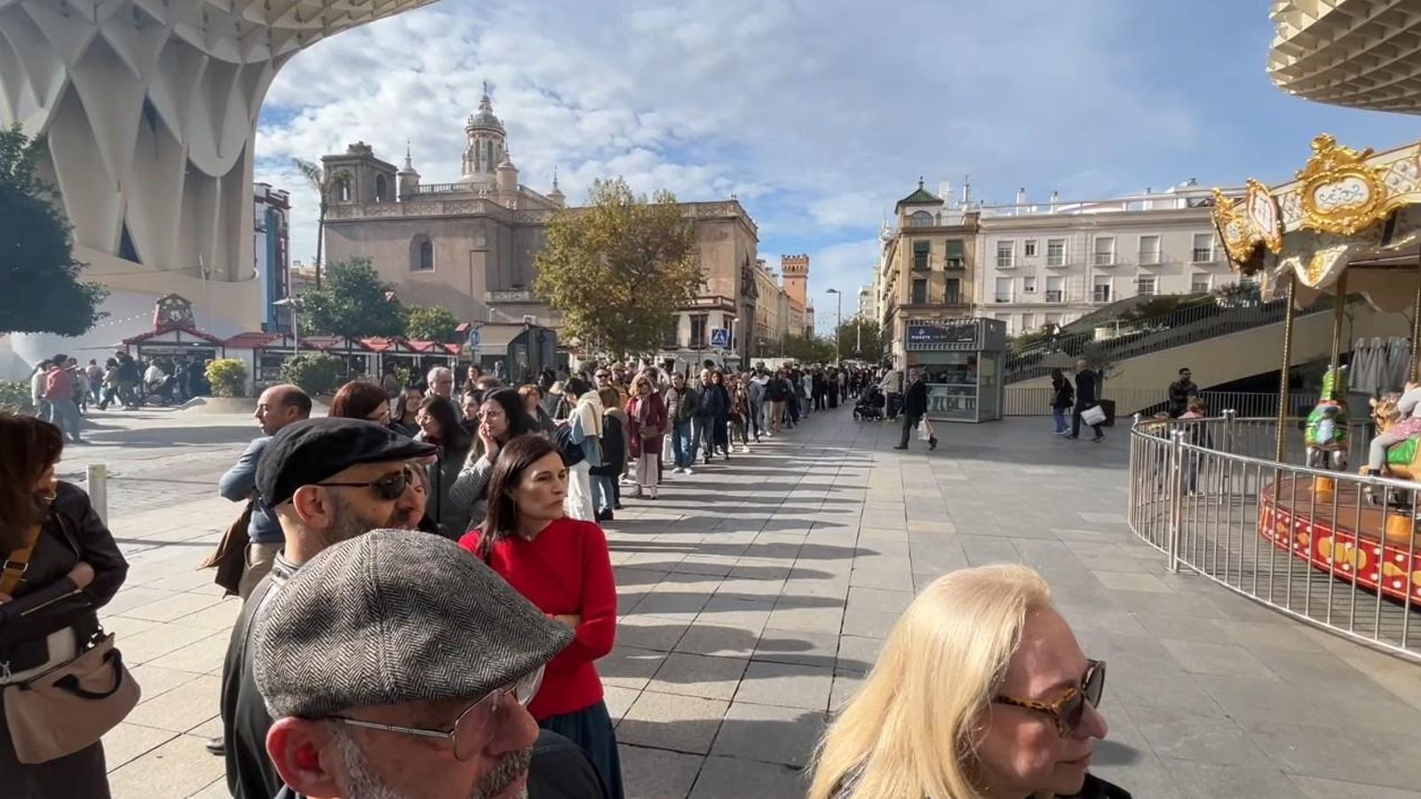 Las colas para vacunarse daban la vuelta a las 'Setas'.