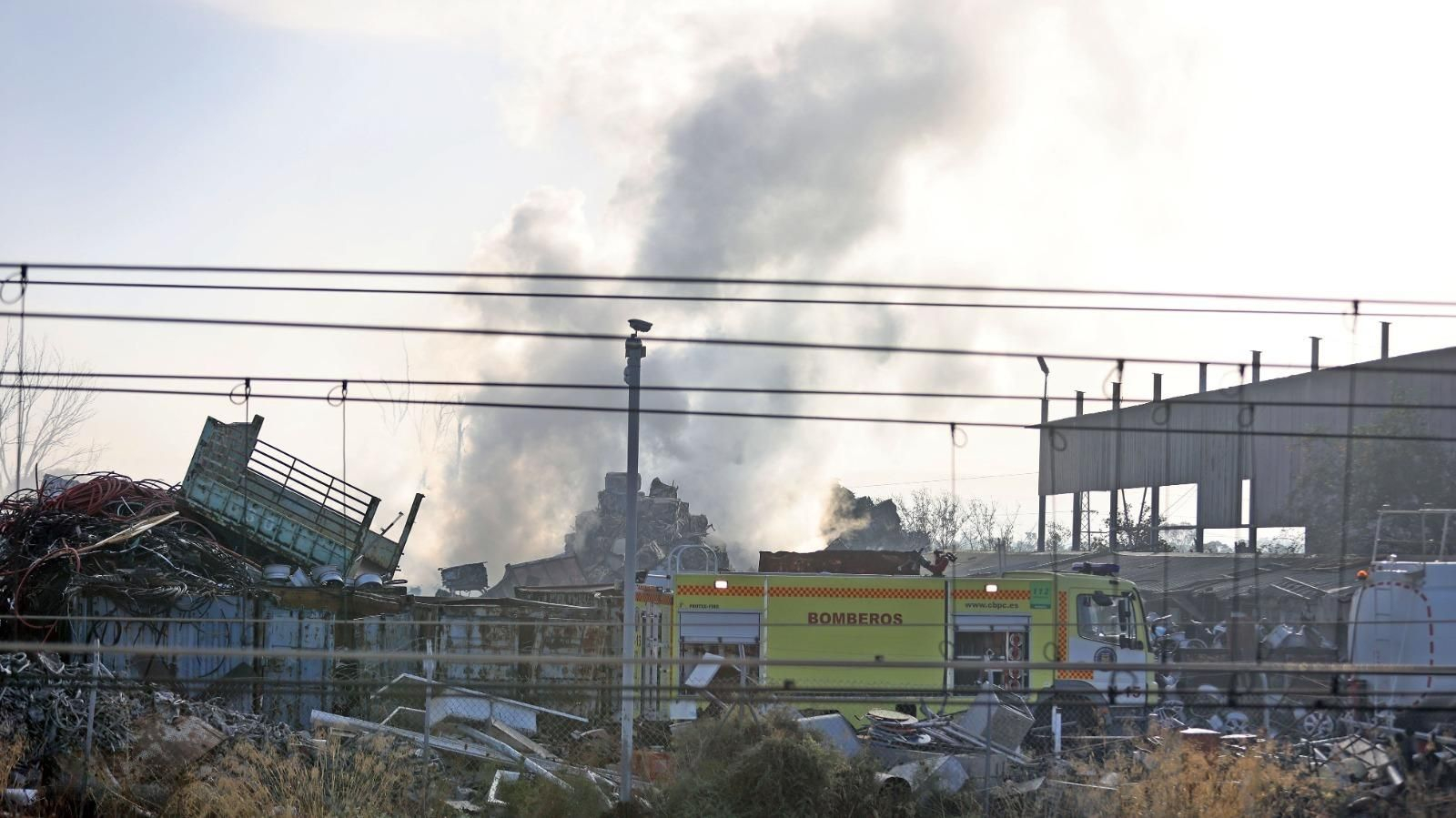 Espectacular incendio en una chatarrería de Jerez