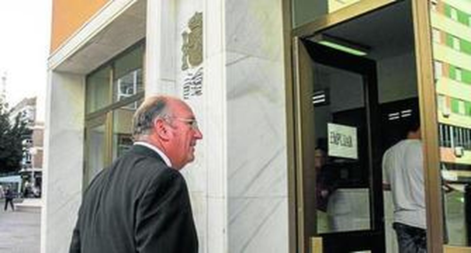 El hermano mayor del Nazareno, Santiago Posada, entrando ayer en los juzgados de San José.