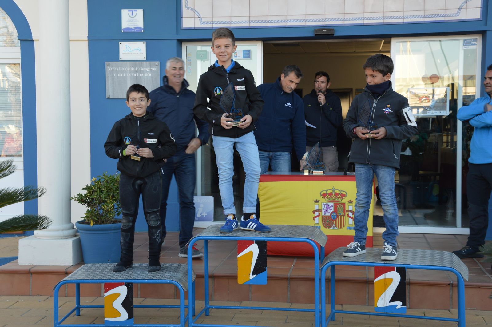 Podio con los representantes del Club Deportivo Náutico de Punta Umbría que brillaron en el provincial de clase Óptimist en categoría sub 13.