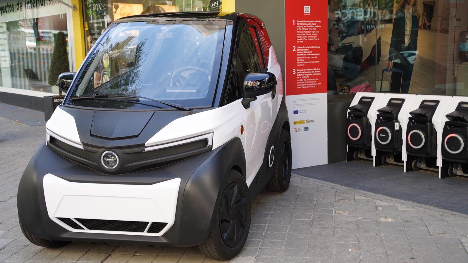 Sus dimensiones de 2,28 metros de longitud, 1,26 metros de anchura y 1,57 metros de altura, junto con una capacidad de carga de 247 litros