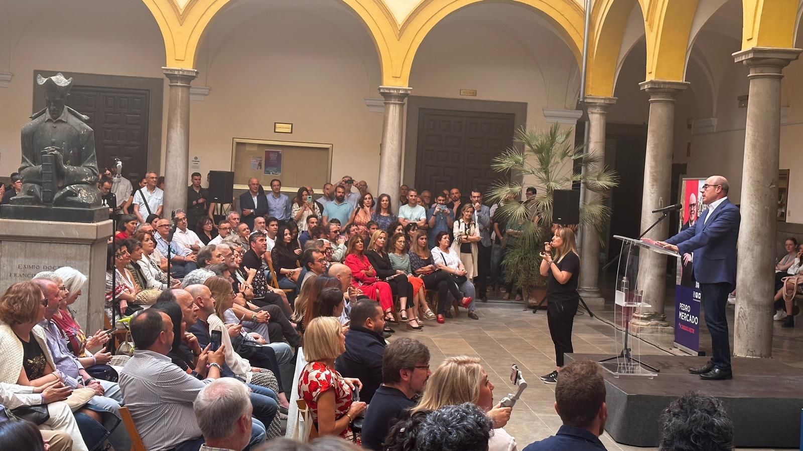 Pedro Mercado, en Derecho durante el acto de arranque de la campaña.