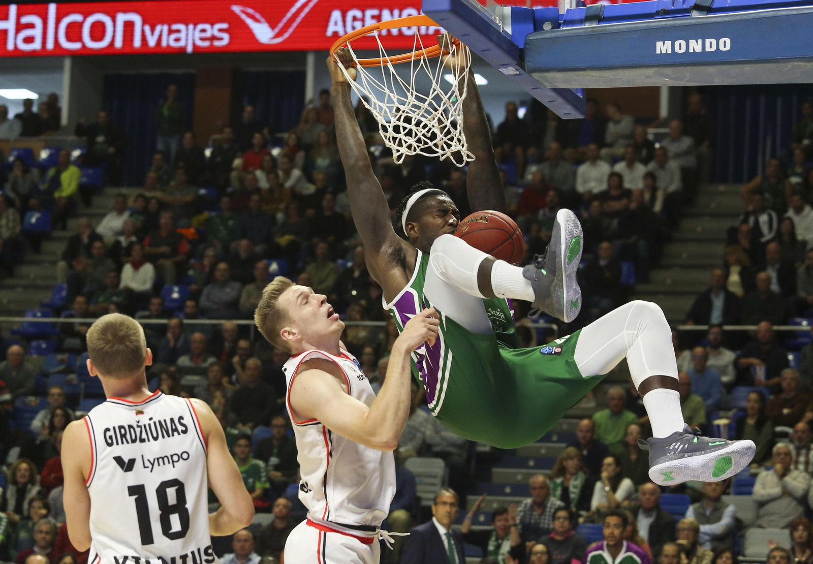 Lessort realiza un mate espectacular.