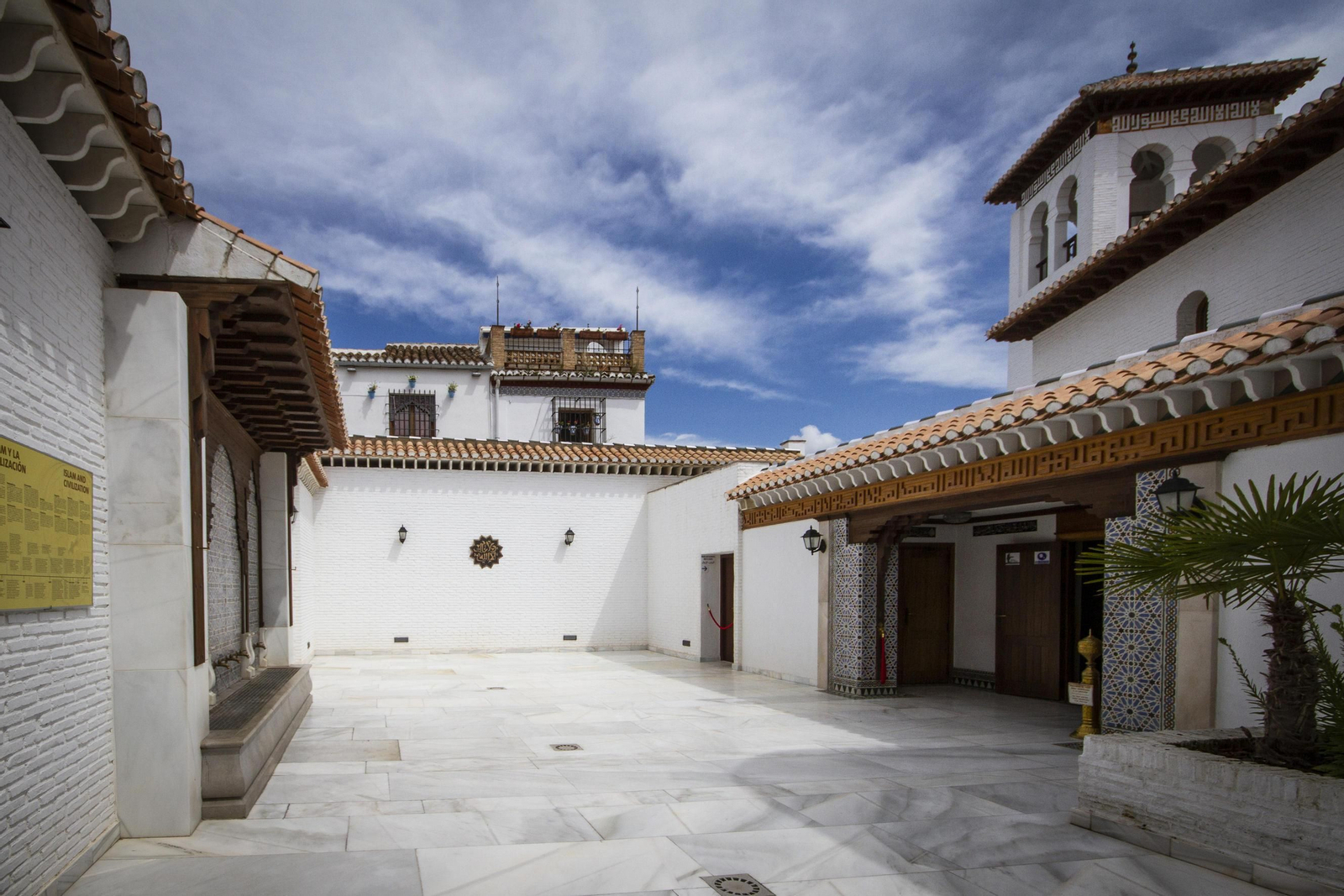 Fotos: la Mezquita Mayor de Granada, vacía por el confinamiento durante el Ramadán